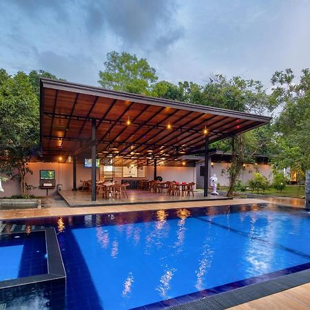 Atha Resort Sigiriya Exterior foto The swimming pool at the hotel