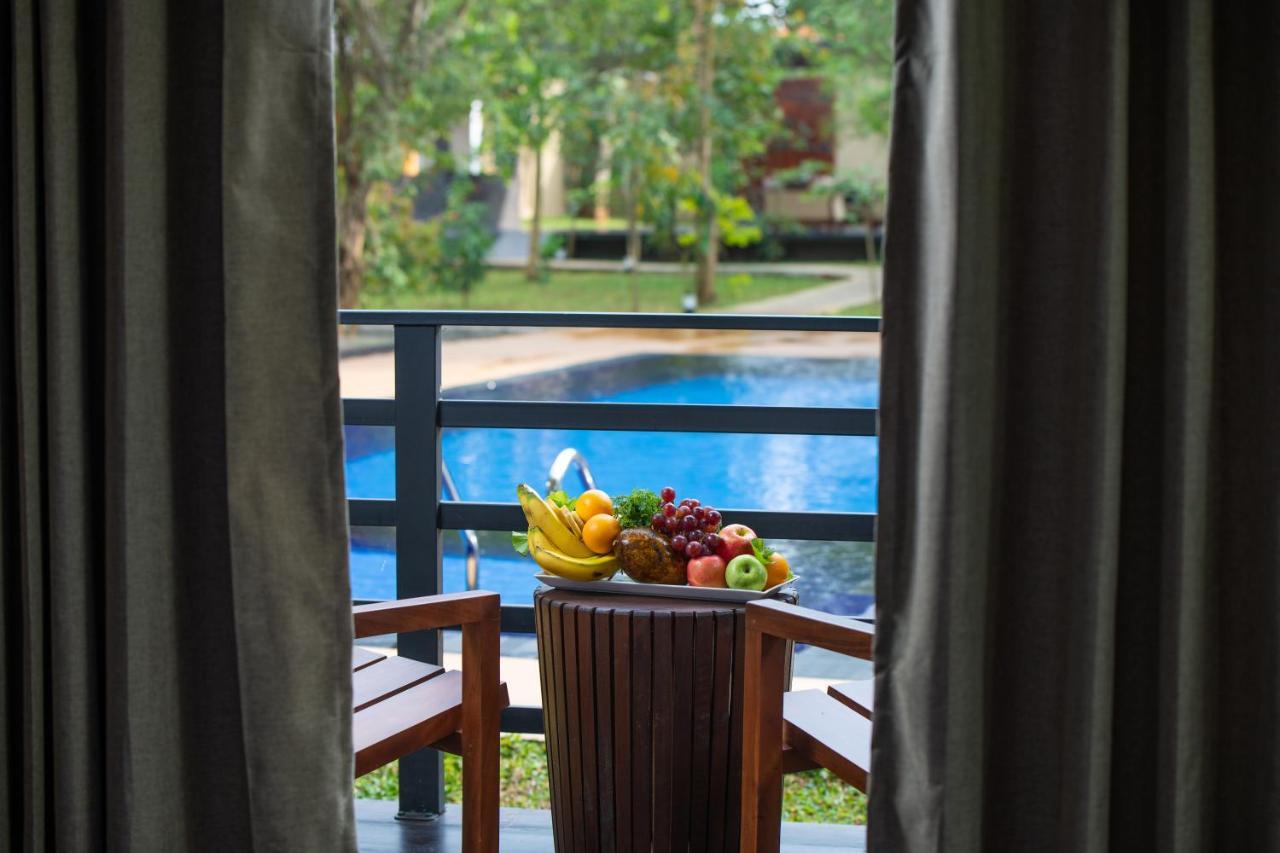 Atha Resort Sigiriya Exterior foto The swimming pool at the hotel