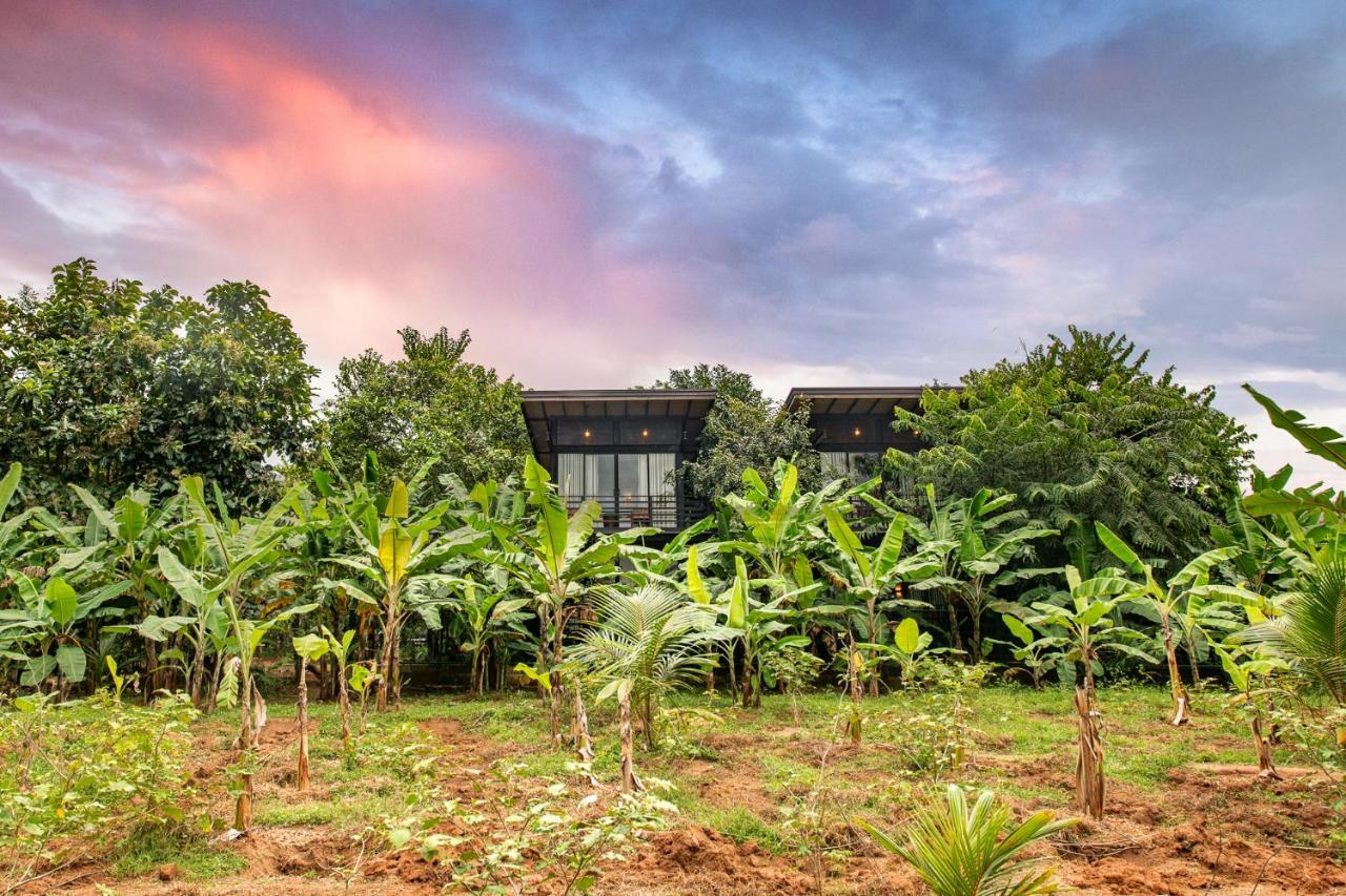 Atha Resort Sigiriya Exterior foto The Black House, a private residence in the village